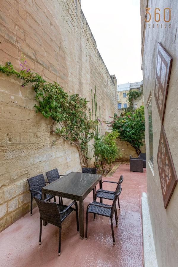 Cosy 4br Townhouse In Sliema's Traditional Heart By 360 Estates Hébergement de vacances