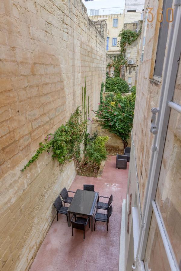 Cosy 4br Townhouse In Sliema's Traditional Heart By 360 Estates Hébergement de vacances