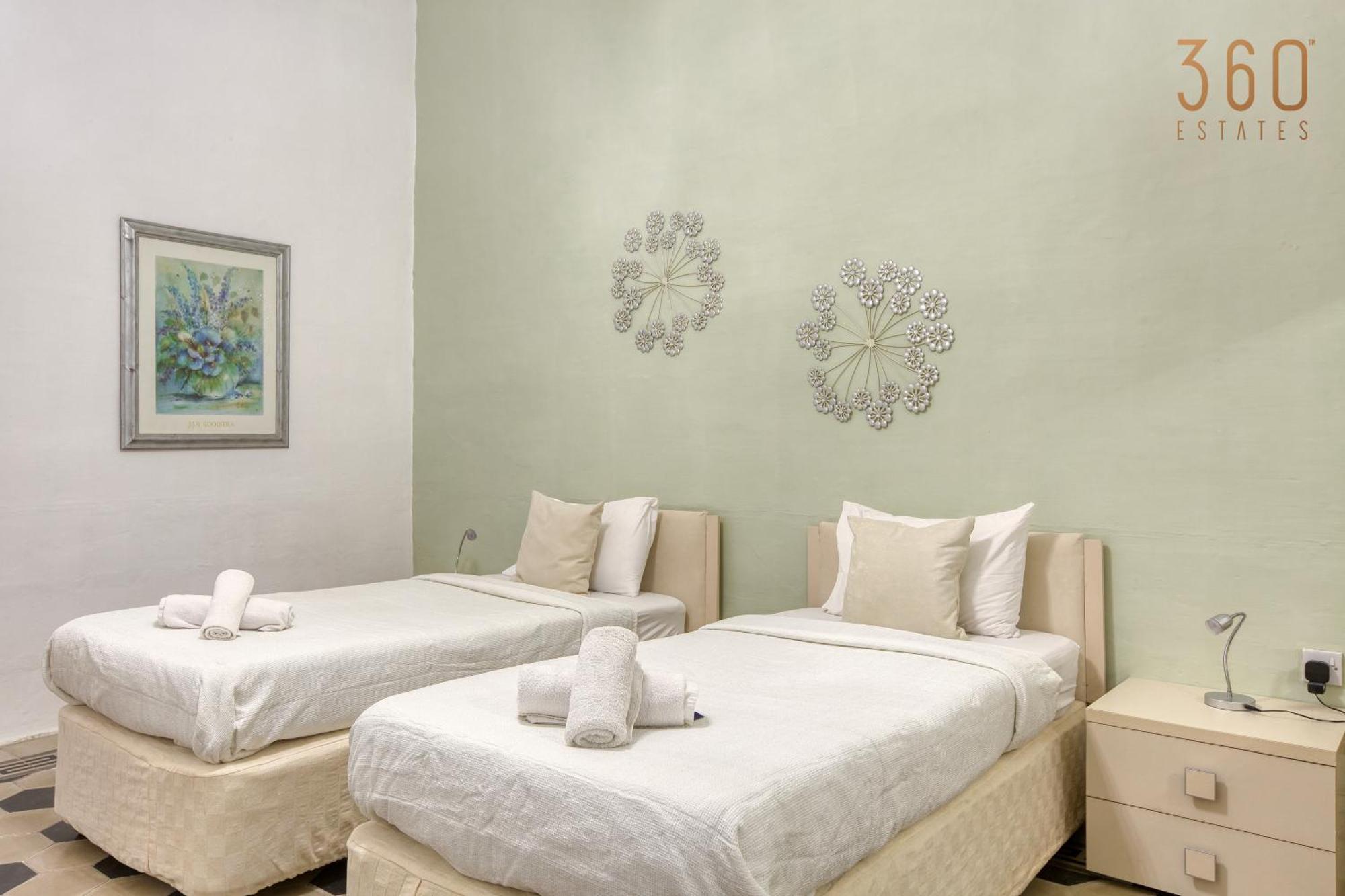 Cosy 4br Townhouse In Sliema's Traditional Heart By 360 Estates Hébergement de vacances Sliema